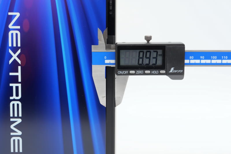 上部ベゼル幅は8.93mmと、左右に比べるとやや広いが、カメラなどの存在を考えるとこちらも十分に狭い