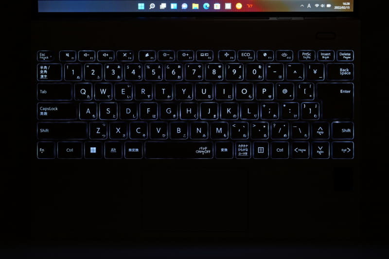 キーボードバックライトを搭載し、暗い場所でのタイピングも快適だ