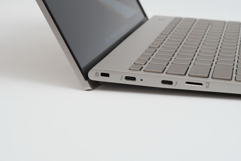 ディスプレイを開くと後方が持ち上がるリフトアップ機構により、キーボード面に適度な角度がつく