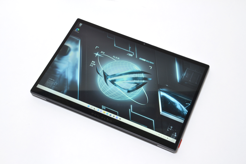 本体のみの状態。単なるタブレットPCの様相