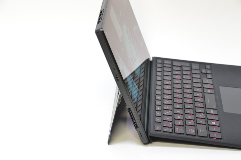 左側面はThunderbolt 4、ROG XG Mobileインターフェイス(USB Type-Cを含む)