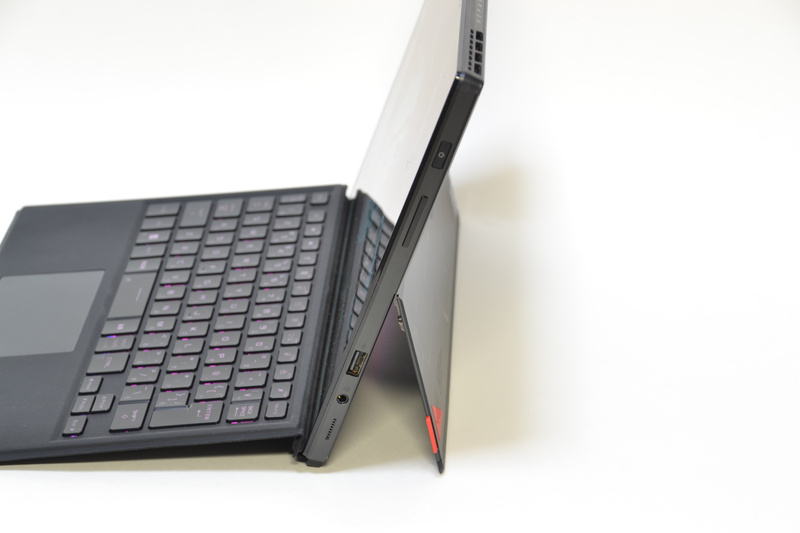 右側面は電源ボタン、音量ボタン、USB Type-A、ヘッドセット端子