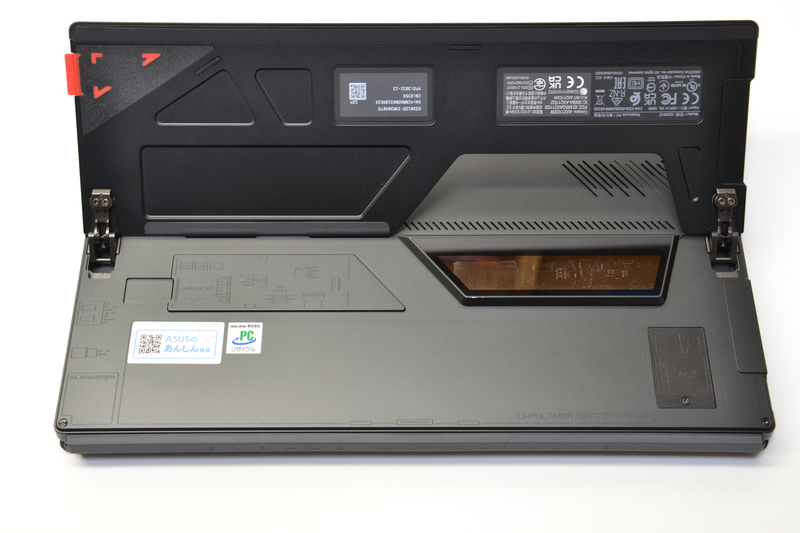 スタンドを大きく上げると、スタンド裏のmicroSDXCスロットにアクセスできる。反対側にはM.2 2230のスロットもある