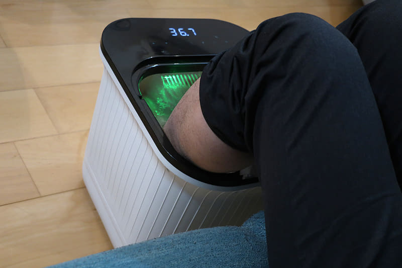 ソファの前に置いて筆者がくつろぐ様子