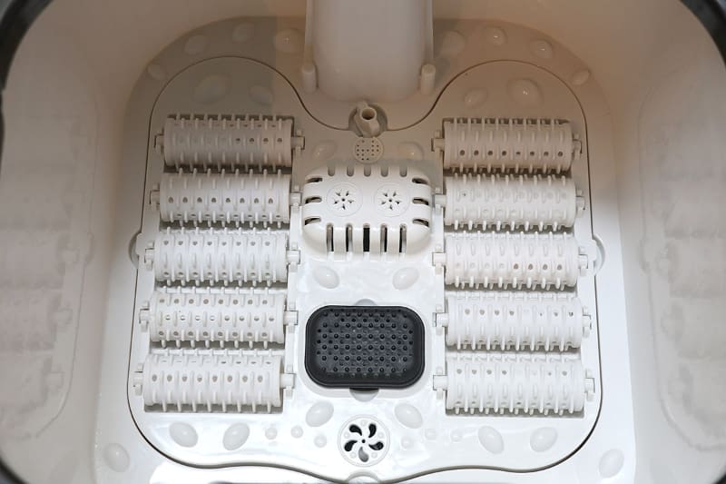 足つぼローラーは電動……ではなく自分で足でコロコロする