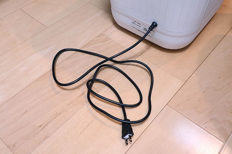 ACケーブルは取り外しもできなければ収納もできないのがややネック