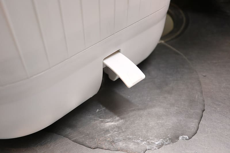 水抜きは前面のパーツを引っ張るだけでお手軽