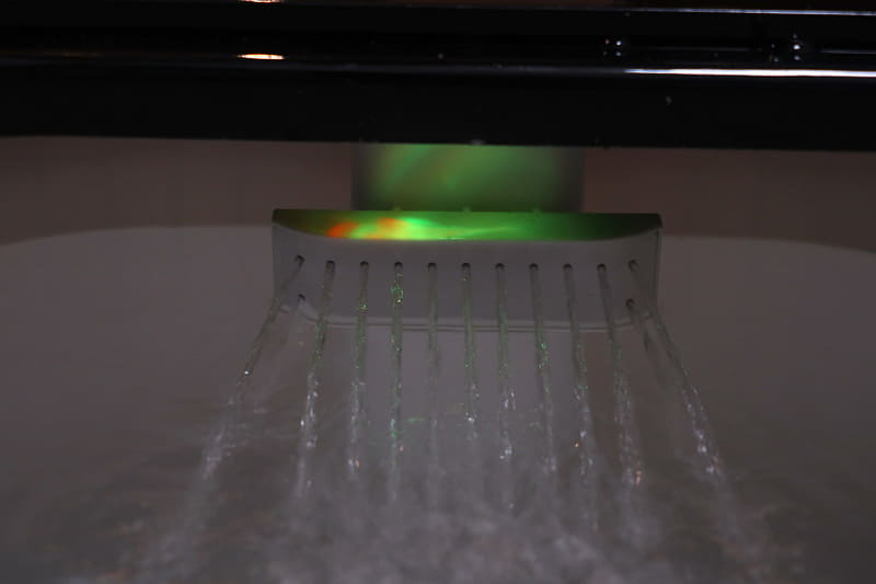 チョロチョロと出てくるシャワー。水圧は弱いので、水の音を楽しむ程度。LEDが雰囲気を盛り上げる