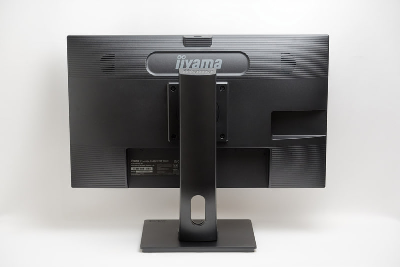 背面側。VESA対応(100mm)でディスプレイアームも使える