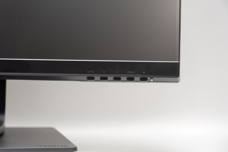 右下に各種操作ボタンを用意。通常の着席状態で使っているときも視認できる