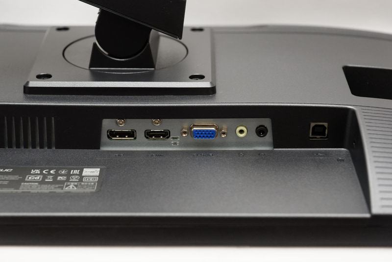 インターフェイス類。右端に見えるのがUSB 2.0 Type-Bのアップストリームポート