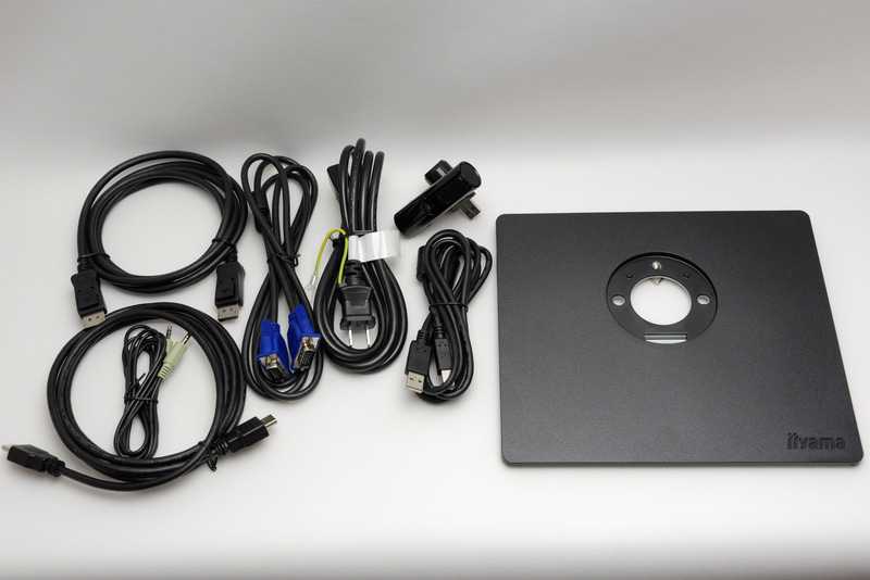 ちなみにケーブルはDisplayPort、HDMI、D-Sub、USB、オーディオ用がすべて同梱されている