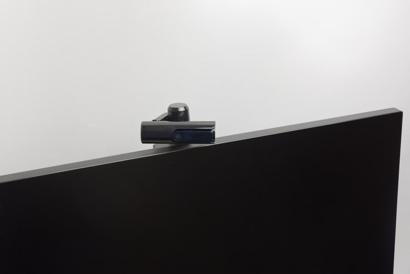 カメラの向きは上下左右に微調整できる