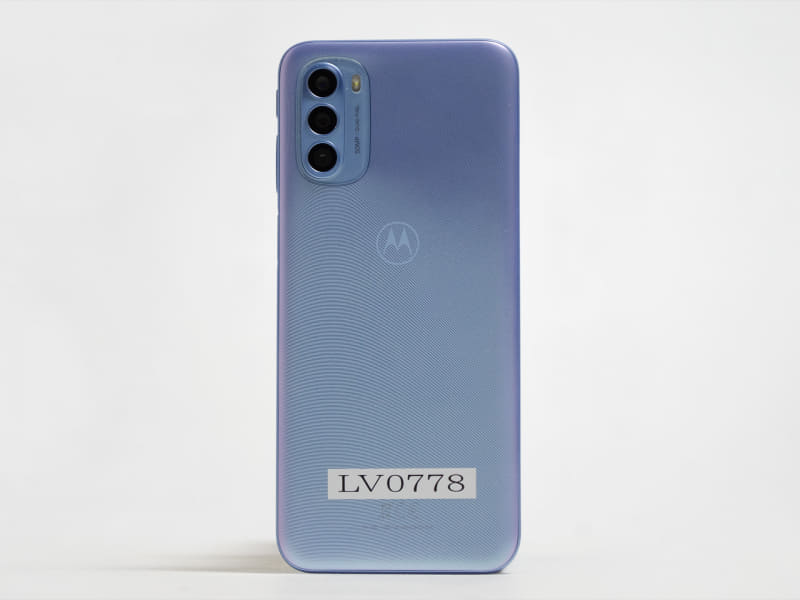 背面。届いたのはベイビーブルー。左上にカメラ群