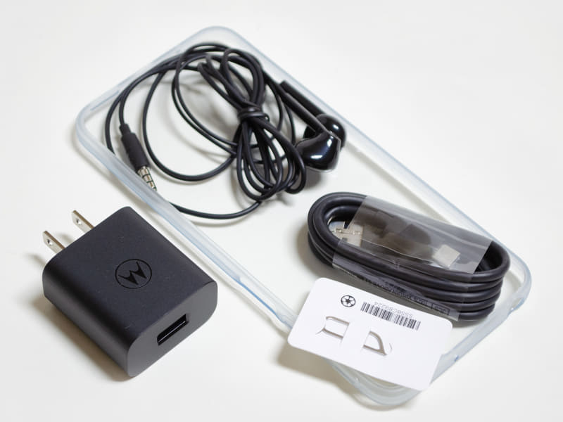 付属品はACアダプタ、Type-A/Type-Cケーブル、イヤホン、イジェクトピン、ケース