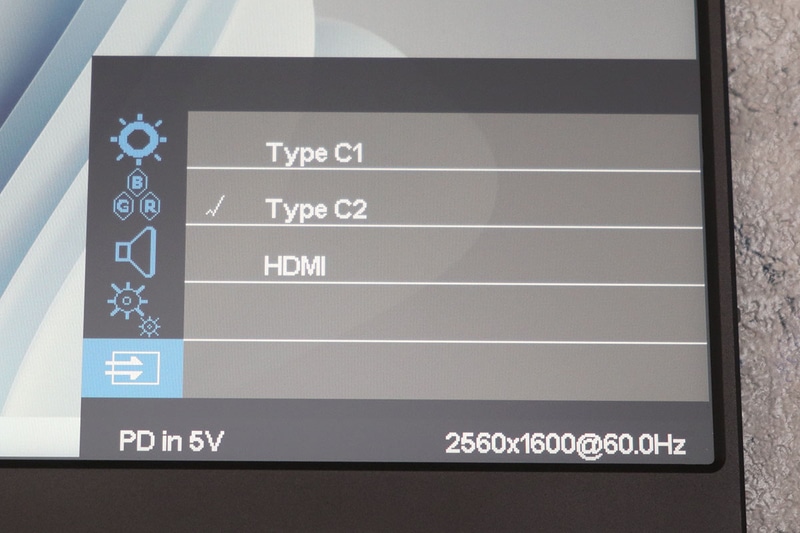 OSDは本体右側のジョグダイヤルで操作するという、モバイル液晶でメジャーなスタイル