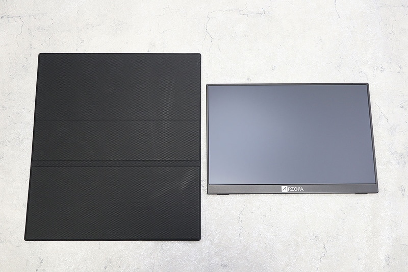 カバーはマグネット式で取り外しは可能