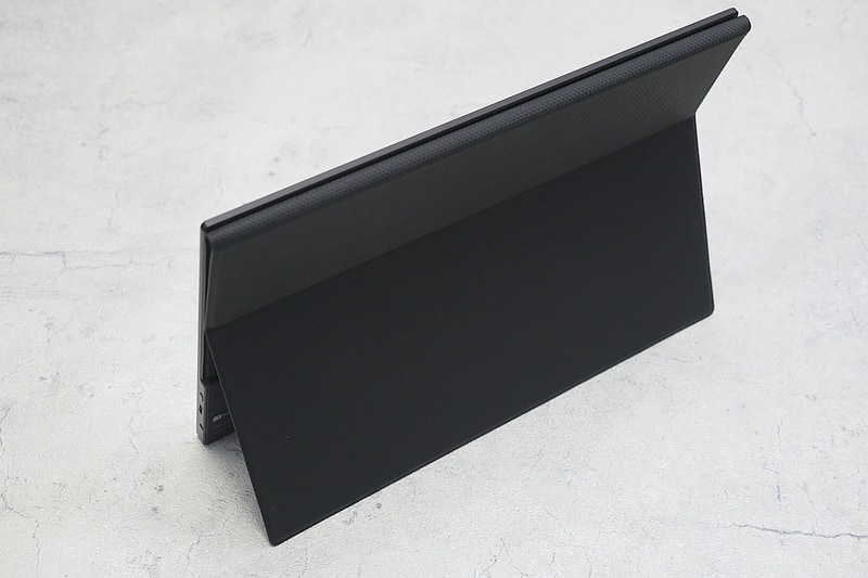 カバー兼スタンドはシンプルな構造だが角度が固定で、あまり倒せない