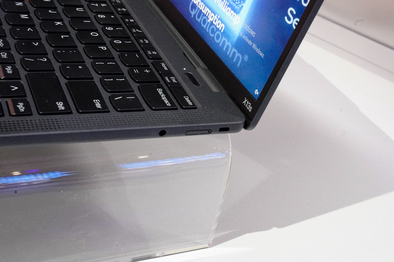 本体の右側面、ヘッドホン端子、SIMカードトレー、ケンジントンロック