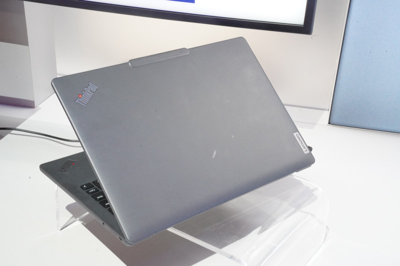 ロッシ氏によれば天板部も底面もマグネシウムが素材として使われている。