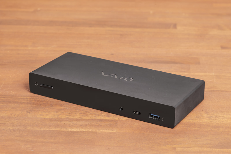 Thunderbolt 4を生かすのに使いたいVAIO純正の「<a href="https://vaio.com/products/acc/VJ8PRA3/" class="n" target="_blank">Type-C 4Kマルチモニタードッキングステーション(VJ8PRA3)</a>」(VAIOストア価格 : 3万2,450円)
