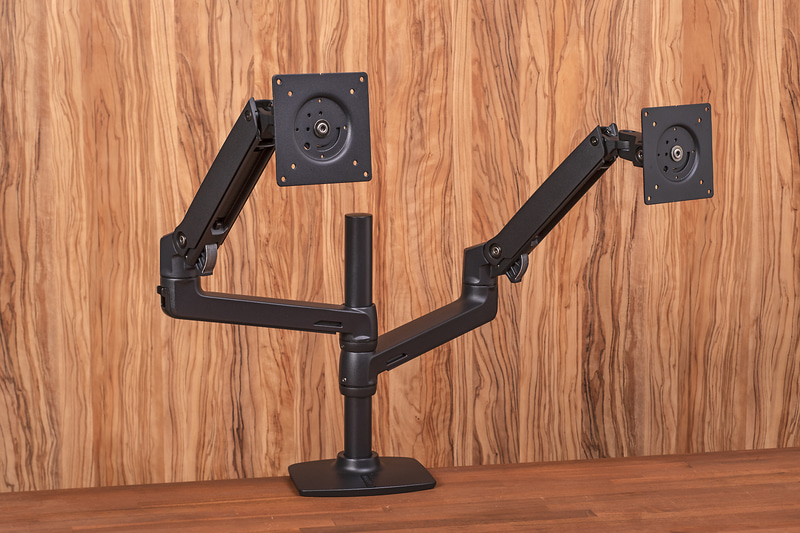 2台のモニターを同時に使える「<a href="https://www.amazon.co.jp/dp/B0036RDOT8/" class="n" target="_blank">エルゴトロン LX デスクマウント デュアル モニターアーム</a>」(実売価格 : 3万円前後)