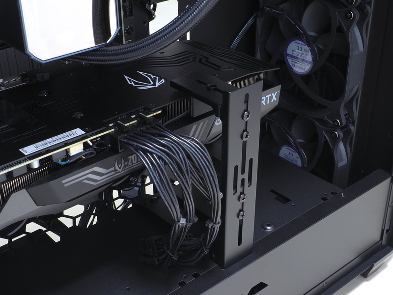 こちらがGeForce RTX 3070以上のビデオカードを搭載した場合に付属するホルダー