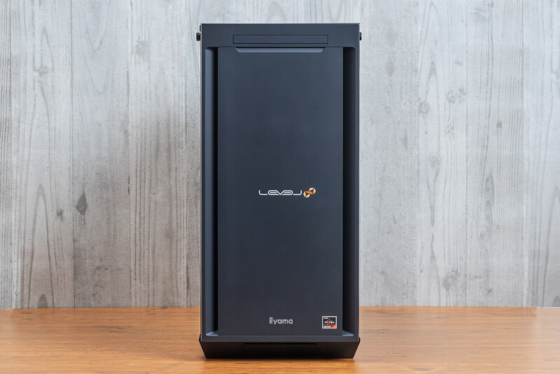 フラットな前面で上寄りにスリム光学ドライブベイ