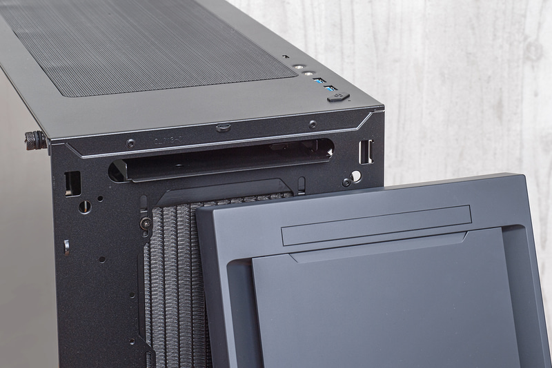 フラットな前面で上寄りにスリム光学ドライブベイ