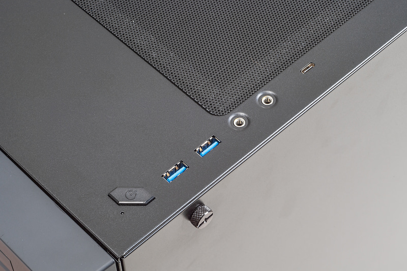 右手前にフロントインターフェイスが並ぶ。USB Type-C対応はポイントが高い