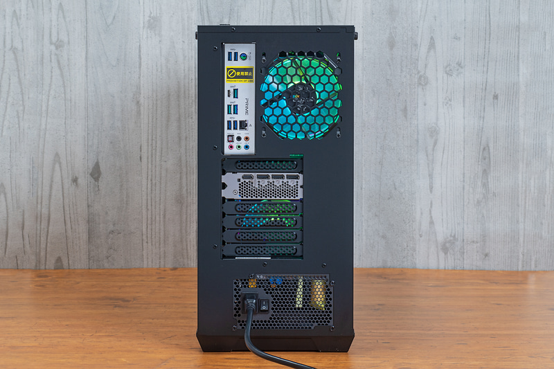 背面もシンプルなデザイン。バックパネルや拡張スロット部分は一段奥まったところにあり強度を増している