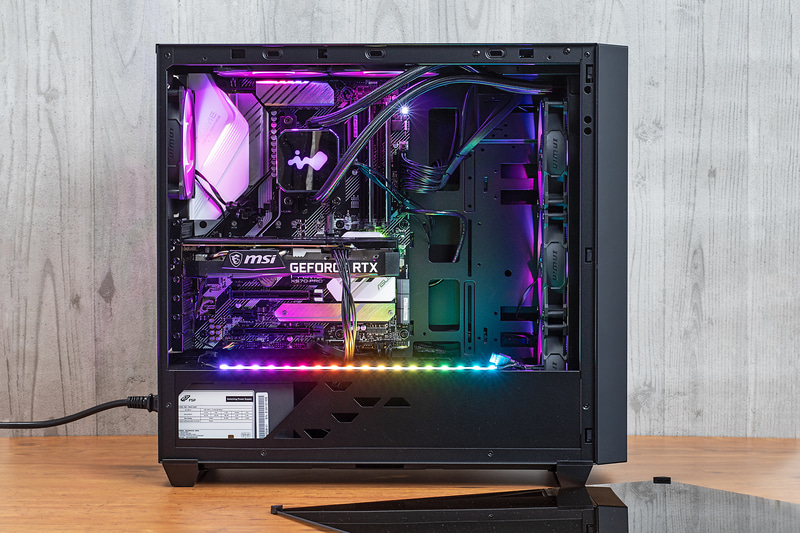 左側面はこのような形。ガラス製サイドパネルはブラックスモークがかかっている。内部のスペースにはゆとりがあり、超大型ビデオカードにも対応できる