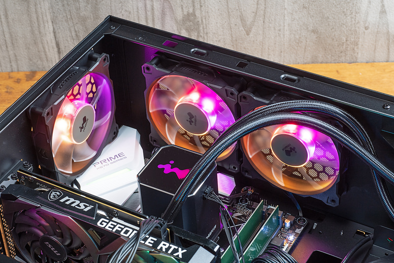 フロント、トップ、リアにLEDファン