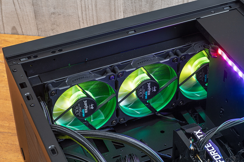 フロント、トップ、リアにLEDファン