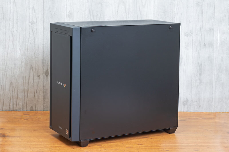 右側面はスチール製パネル