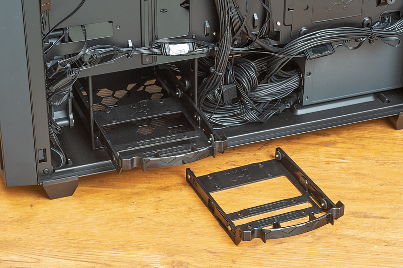 3.5インチシャドウベイ2基は電源カバー下