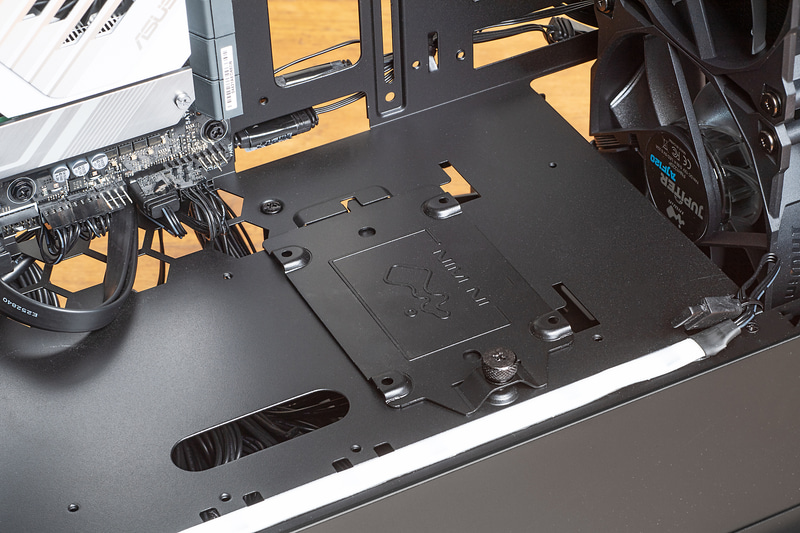 2.5インチシャドウベイを電源カバー部分に移設できる