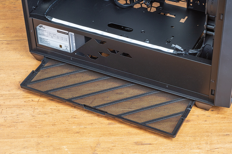 底面にも大きなフィルタを装備し、スライドさせて装着できる