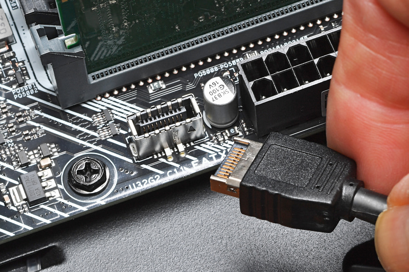 マザーボード上にフロントUSB Type-E端子を備えたモデルではフロントインターフェイスのUSB Type-Cが利用できる