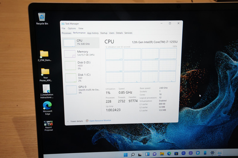 CPUは第12世代Core。15.6型にはCore i7-1240Pが搭載されていた