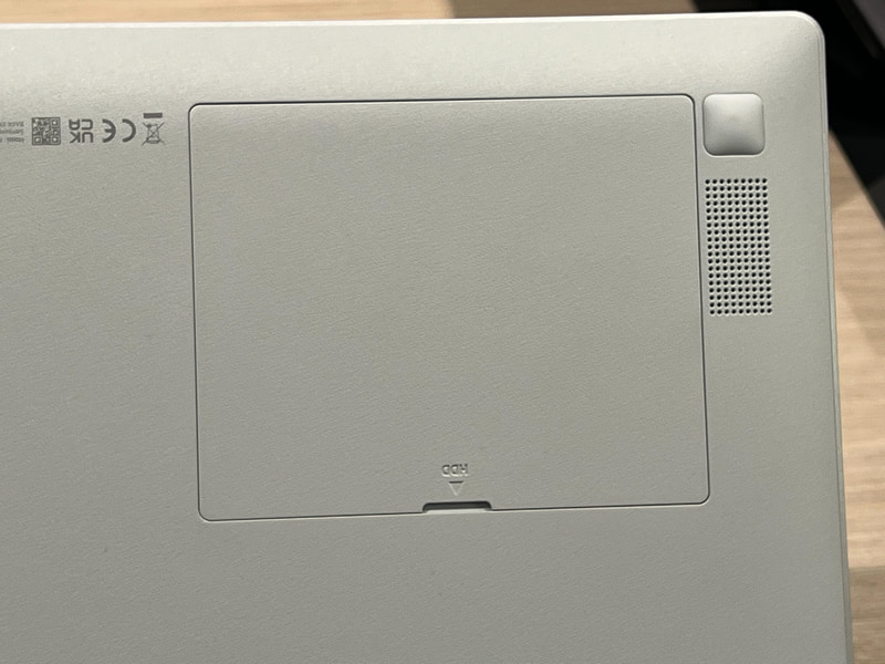 HDDと書かれた底面のフタ