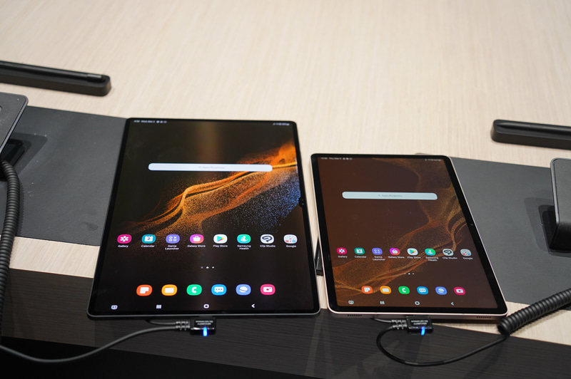 14.6型のGalaxy Tab S8 Ultra(左)と11型のGalaxy Tab 8の比較。Ultraはとにかくデカイ