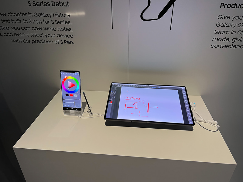 以前にSペンに比べてさらに低レイテンシになっているので、ほとんど遅れがなく感じる。筆者が普段使っているApple Pencilよりも応答性はよく感じた。左のスマートフォンでペンの色やペン先の設定などを行なうことができる