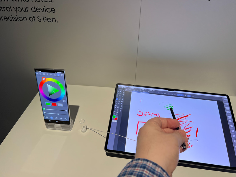 以前にSペンに比べてさらに低レイテンシになっているので、ほとんど遅れがなく感じる。筆者が普段使っているApple Pencilよりも応答性はよく感じた。左のスマートフォンでペンの色やペン先の設定などを行なうことができる