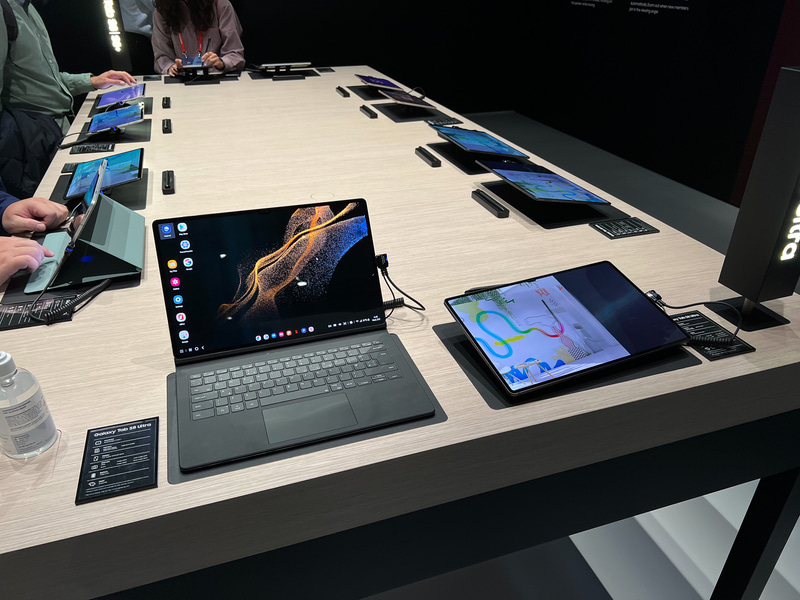 左がカバーとキーボードをつけたところ