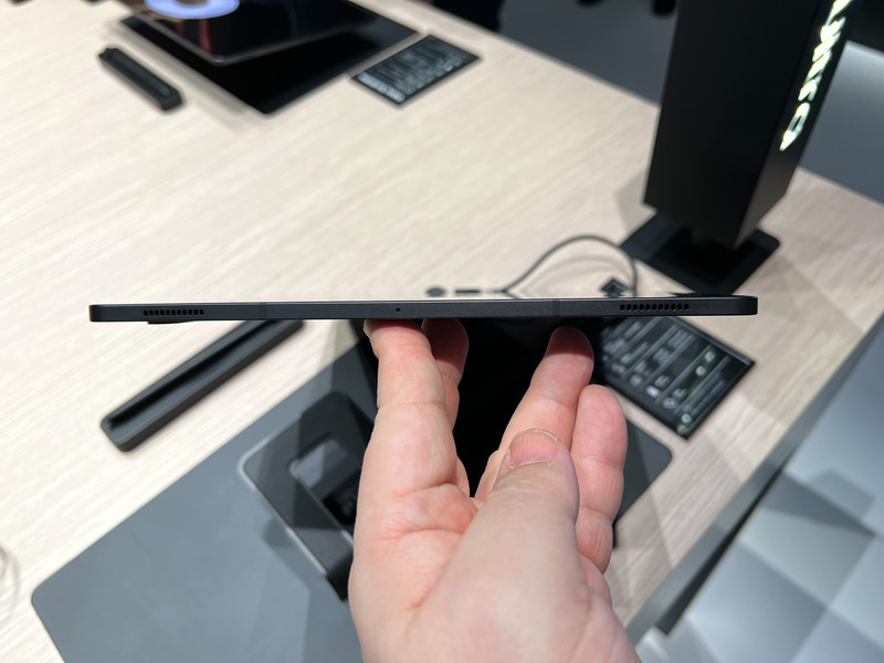 右側面には何もない、左側面はUSB Type-C