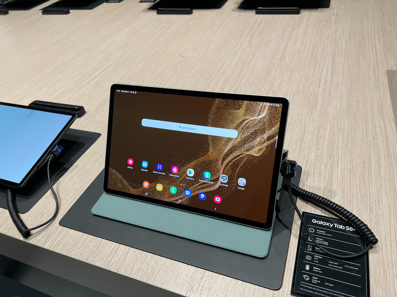 スタンドにもなるフォリオカバー、こちらにもペンが格納できる