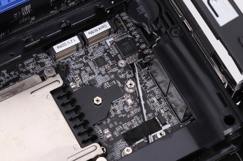 2本のM.2スロット。CPUソケットに近い側(写真左側)はCPU直結のPCIe 4.0 x4専用スロットで、反対側はチップセット接続なのでPCIe 4.0 x4と6Gbps SATAに対応している