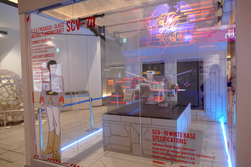 ホワイトベースの模型とブライトさんの立像は裏側にある<br>© 創通・サンライズ