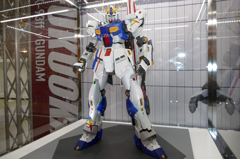 バルーンの下にはららぽーと福岡で4月から公開される予定の「1/1 νガンダム」の模型も<br>© 創通・サンライズ